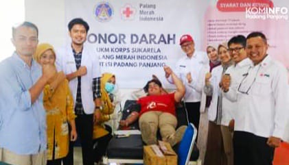 Pengurus PMI Padang Panjang poto bareng KSR ISI, Kamis (7/3/2024) kemaren pada kegiatan donor darah.